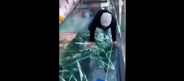 Сердце ёкнуло! — стеклянный мост в Китае начал трескаться под ногами - Sputnik Кыргызстан