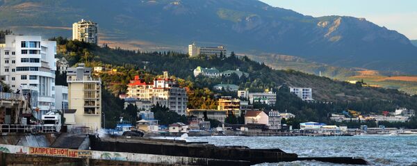 Вид на район Профессорский уголок города Алушта на закате. Архивное фото - Sputnik Кыргызстан