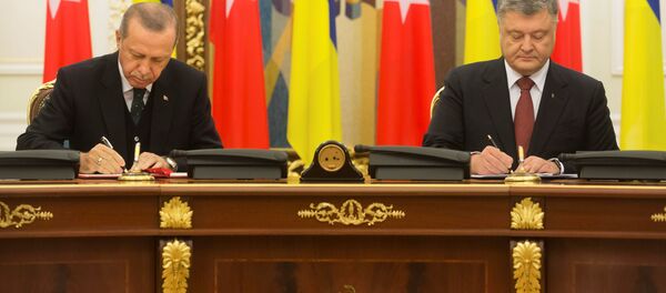 Президент Турции Реджеп Тайип Эрдоган на совместной пресс-конференции с главой Украины Петром Порошенков в Киеве - Sputnik Кыргызстан