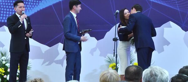 Сапар Исаков напросился на регистрацию пары, подавшей онлайн-заявку в загс - Sputnik Кыргызстан