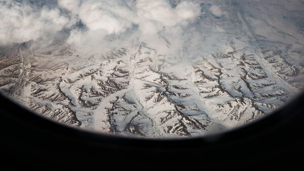 Вид из окна самолета на горы Монголии - Sputnik Кыргызстан