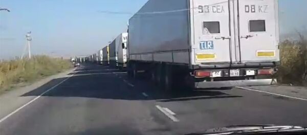 Бесконечная пробка из фур на границе — кадры очевидца с КПП Актилек - Sputnik Кыргызстан