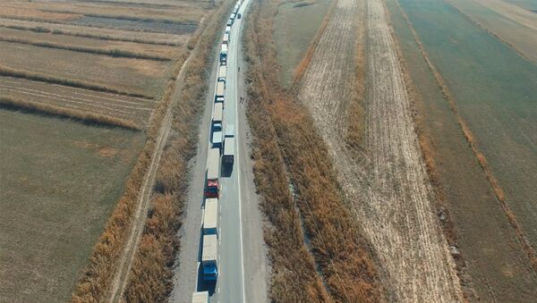 Как выглядит пробка на границе с Казахстаном — аэросъемка - Sputnik Кыргызстан