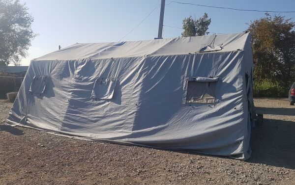 Как сообщили представители Аламудунской районной администрации, в палатке при необходимости гражданам будут предоставлять питание, воду и медицинскую помощь. - Sputnik Кыргызстан
