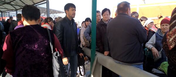 Очереди желающих попасть в Казахстан — видео - Sputnik Кыргызстан