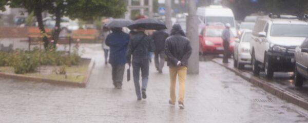 Жамгыр учурунда көчөдө бараткан адамдар. Архив - Sputnik Кыргызстан