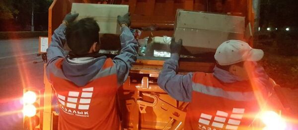 Тазалык ишканасынын кызматкерлери. Архив Тазалык ишканасынын кызматкерлери. Архив - Sputnik Кыргызстан