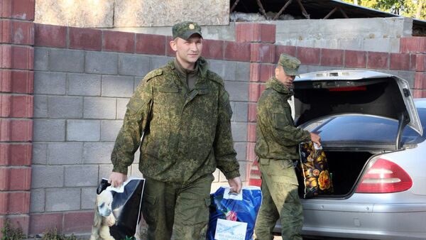 Военнослужащие авиабазы ОДКБ Кант посетили детский дом Малыш - Sputnik Кыргызстан