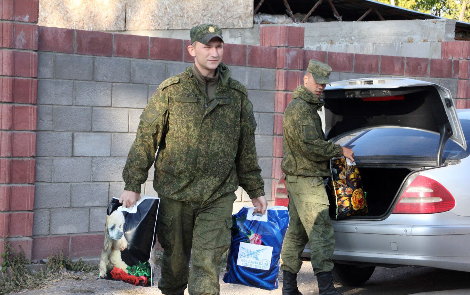 Военнослужащие авиабазы 