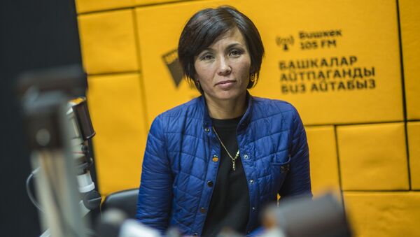 Балдарды коргоо борборунун социалдык кызматкери Айнура Эмирканова маек учурунда - Sputnik Кыргызстан