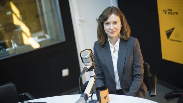 Советник премьер-министра КР Сапара Исакова 26-летняя Юлия Калиниченко во время интервью Sputnik Кыргызстан - Sputnik Кыргызстан