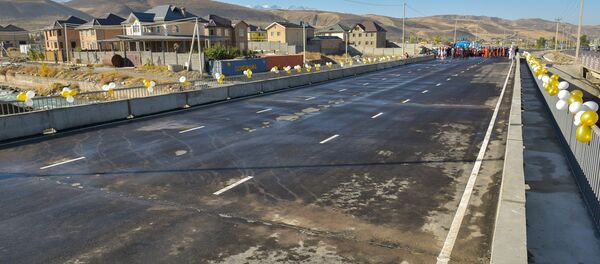 Борбор калаада 12-кичирайондогу Токомбаев көчөсүндө Аламүдүн суусу аркылуу өткөн ири көпүрө ишке берилди - Sputnik Кыргызстан