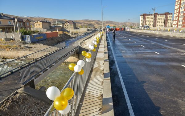В столице Кыргызстана открыли мост через реку Аламедин по улице Токомбаева (Южная магистраль) - Sputnik Кыргызстан