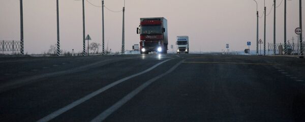 Грузовые авто на дороге. Архивное фото - Sputnik Кыргызстан