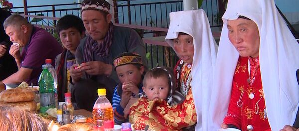 Туз буйруп Ала-Тоосуна кайткан Памир кыргыздары. Көчүп келе жаткандагы видео - Sputnik Кыргызстан