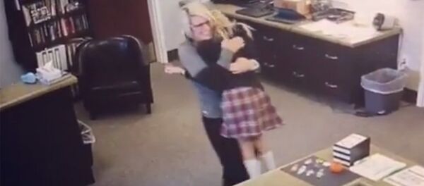 Реакция сироты на сообщение об удочерении — очень трогательное видео - Sputnik Кыргызстан