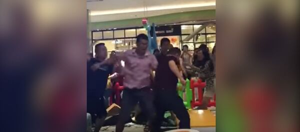 Родители устроили массовую драку из-за детской игрушки — видео из Китая - Sputnik Кыргызстан