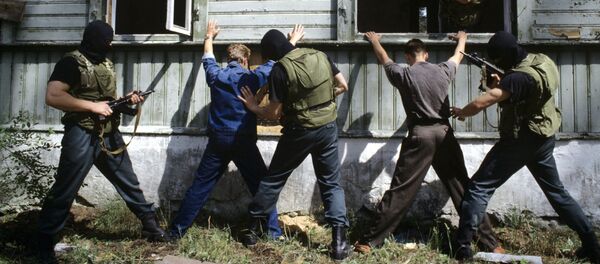 Сотрудники правоохранительных органов во время учений. Архивное фото Сотрудники правоохранительных органов во время учений. Архивное фото - Sputnik Кыргызстан