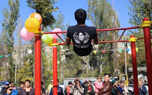 Воркаут-площадка дает возможность заниматься спортом на открытом воздухе без финансовых затрат. Она будет доступна всем желающим 24 часа в су - Sputnik Кыргызстан