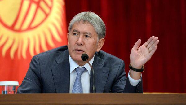 Рабочая поездка Алмазбека Атамбаева в Баткенскую область - Sputnik Кыргызстан