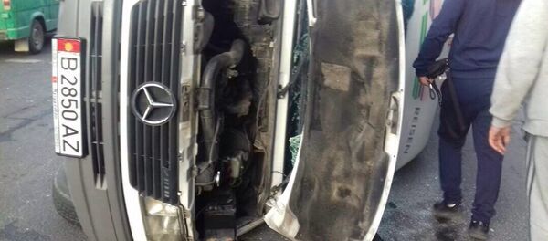 Столкновение пассажирского микроавтобуса и внедорожника - Sputnik Кыргызстан