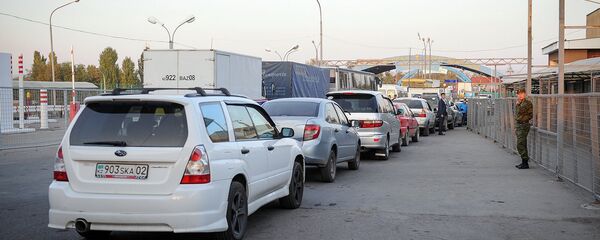 Автомобильный затор на контрольно-пропускной пункт Акжол автодорожный на границе Кыргызстана и Казахстана - Sputnik Кыргызстан