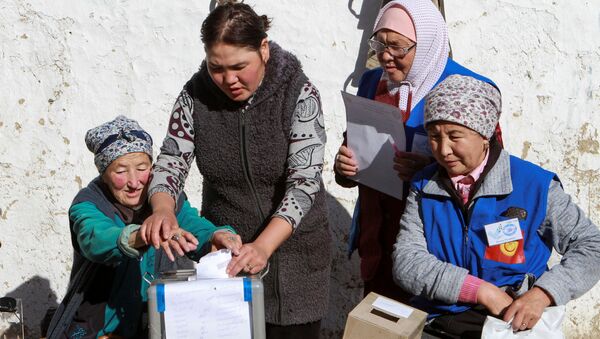 Досрочное голосование на президентских выборах в селе Арашан - Sputnik Кыргызстан