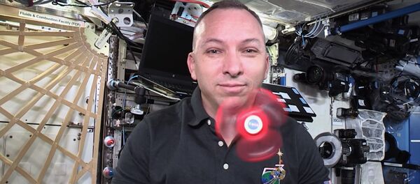 Что происходит со спиннером в космосе — видео от астронавтов Что происходит со спиннером в космосе — видео от астронавтов - Sputnik Кыргызстан