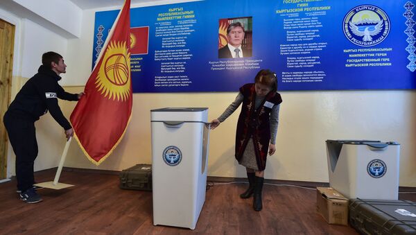 Члены избирательной комиссии готовят избирательный участок в преддверии выборов в Кыргызстане. Архивное фото - Sputnik Кыргызстан