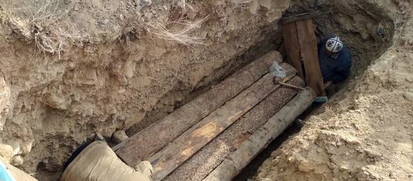 Баткен облусунун Кара-Булак айылындагы Мыктым-Гөр деген жерге IV-V кылымдарга таандык делген мумия жерге берилди. - Sputnik Кыргызстан