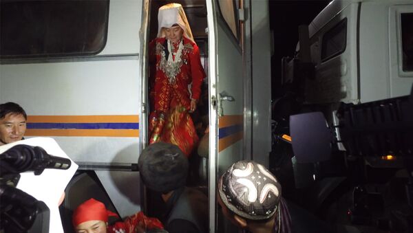 Ала-Тоо бизге кол жеткис эле... Көңүлү шат памирлик кыргыздардын Нарындагы видеосу - Sputnik Кыргызстан