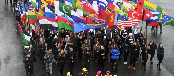 Карнавальное шествие в рамках XIX Всемирного фестиваля молодежи и студенчества Карнавальное шествие в рамках XIX Всемирного фестиваля молодежи и студенчества - Sputnik Кыргызстан