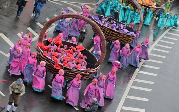 Участники карнавального шествия в Москве в рамках XIX Всемирного фестиваля молодежи и студентов. - Sputnik Кыргызстан