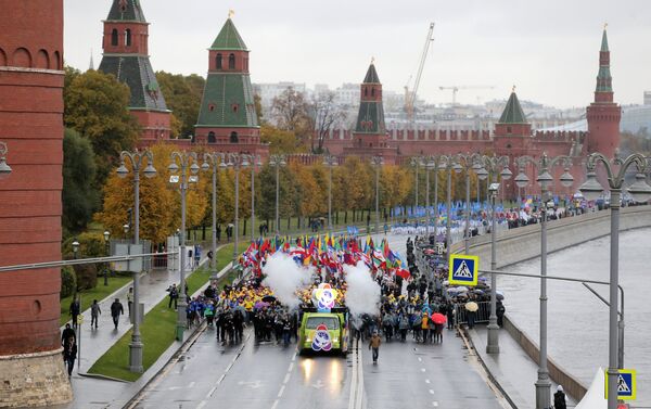 В Москве 14 октября пройдет карнавальное шествие, которое послужит стартом XIX Всемирного фестиваля молодежи и студентов. - Sputnik Кыргызстан