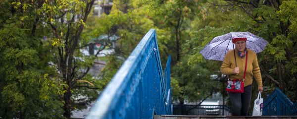 Кол чатыр көтөргөн аял. Архив - Sputnik Кыргызстан