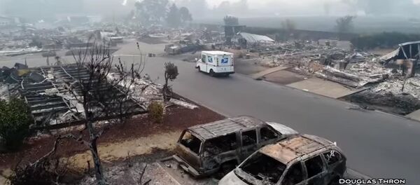 Апокалипсис в Калифорнии — почтальон развозит почту в сгоревшем городе Апокалипсис в Калифорнии — почтальон развозит почту в сгоревшем городе - Sputnik Кыргызстан