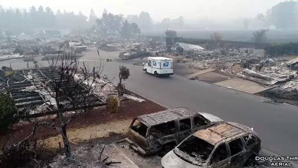 Апокалипсис в Калифорнии — почтальон развозит почту в сгоревшем городе - Sputnik Кыргызстан