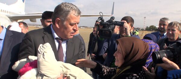 Сириядагы согушка ата-энеси ала кеткен дагестандык балдар мекенине кайтарылды. Видео - Sputnik Кыргызстан