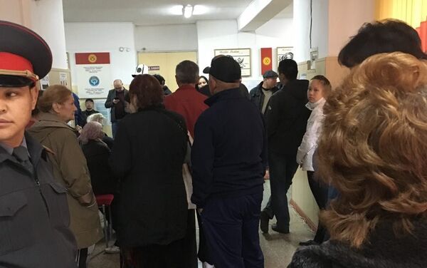 На избирательных участках в 6-м микрорайоне возникли проблемы с техникой - Sputnik Кыргызстан
