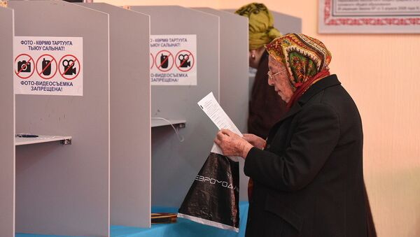 Бишкекчанка во время голосования на избирательном участке в Бишкеке на выборах президента Кыргызстана - Sputnik Кыргызстан