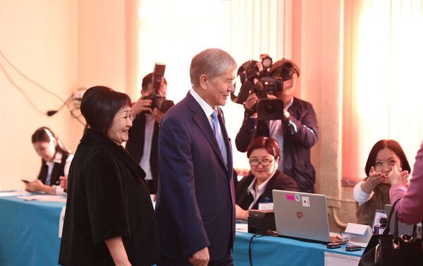 Глава Кыргызстана Алмазбек Атамбаев со своей супругой проголосовал за будущего президента - Sputnik Кыргызстан