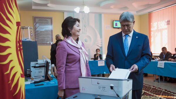 Өлкө башчысы Алмазбек Атамбаев шайлоого катышты - Sputnik Кыргызстан