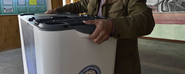 Члены местной избирательной комиссии готовят избирательный участок в преддверии выборов. Архивное фото Члены местной избирательной комиссии готовят избирательный участок в преддверии выборов. Архивное фото - Sputnik Кыргызстан