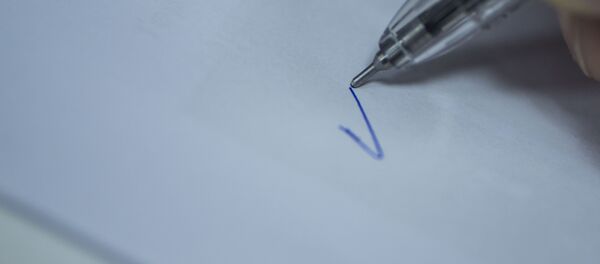 Мужчина ставит галочку на бумагу. Архивное фото Мужчина ставит галочку на бумагу. Архивное фото - Sputnik Кыргызстан