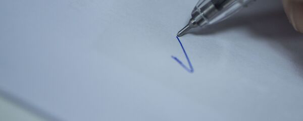 Мужчина ставит галочку на бумагу. Архивное фото - Sputnik Кыргызстан