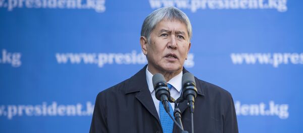 Президент Алмазбек Атамбаев добуш берип чыккандан кийин журналисттерге жооп берип жатып - Sputnik Кыргызстан