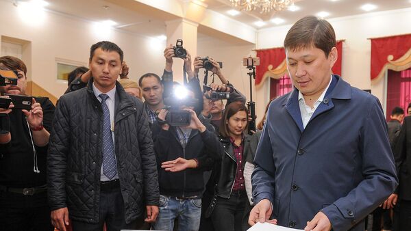 Премьер-министр Сапар Исаков президенттик шайлоодо добуш берди - Sputnik Кыргызстан