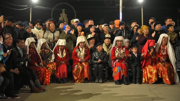 Кыргызстанга көчүрүлүп келе жаткан Памир кыргыздары бүгүн кечинде Нарын шаарына келишти - Sputnik Кыргызстан