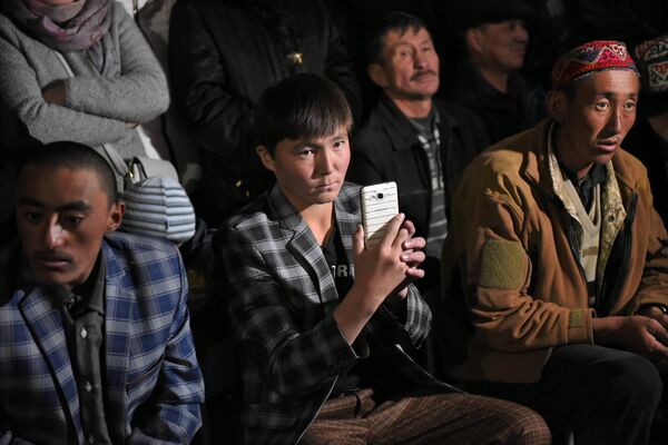 Кыргызы с Памира запечатлели этот исторический момент на мобильные телефоны - Sputnik Кыргызстан