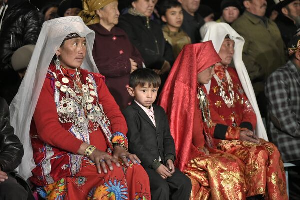 Среди 33 памирских кыргызов есть 16 подростков. Они получат образование в Кыргызстане - Sputnik Кыргызстан